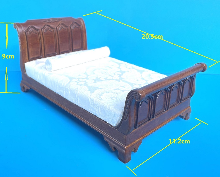 The sleigh bed American Empire period of the early 19th century.